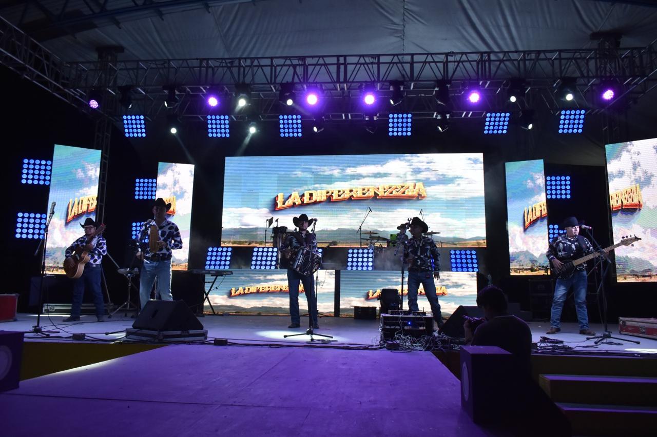 M ¡INCREÍBLE NOCHE DE MÚSICA Y EMOCIONES! ANOCHE, EL ESCENARIO SE ENCENDIÓ CON LA VIBRANTE ENERGÍA DE DOS TALENTOSOS GRUPOS: ¡SIGGNO Y LA DIFERENZZIA!