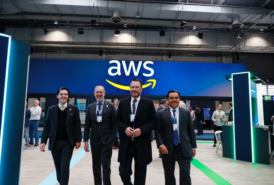 VISITA COMITIVA QUERETANA STAND DE AMAZON WEB SERVICES EN LA FERIA HANNOVER