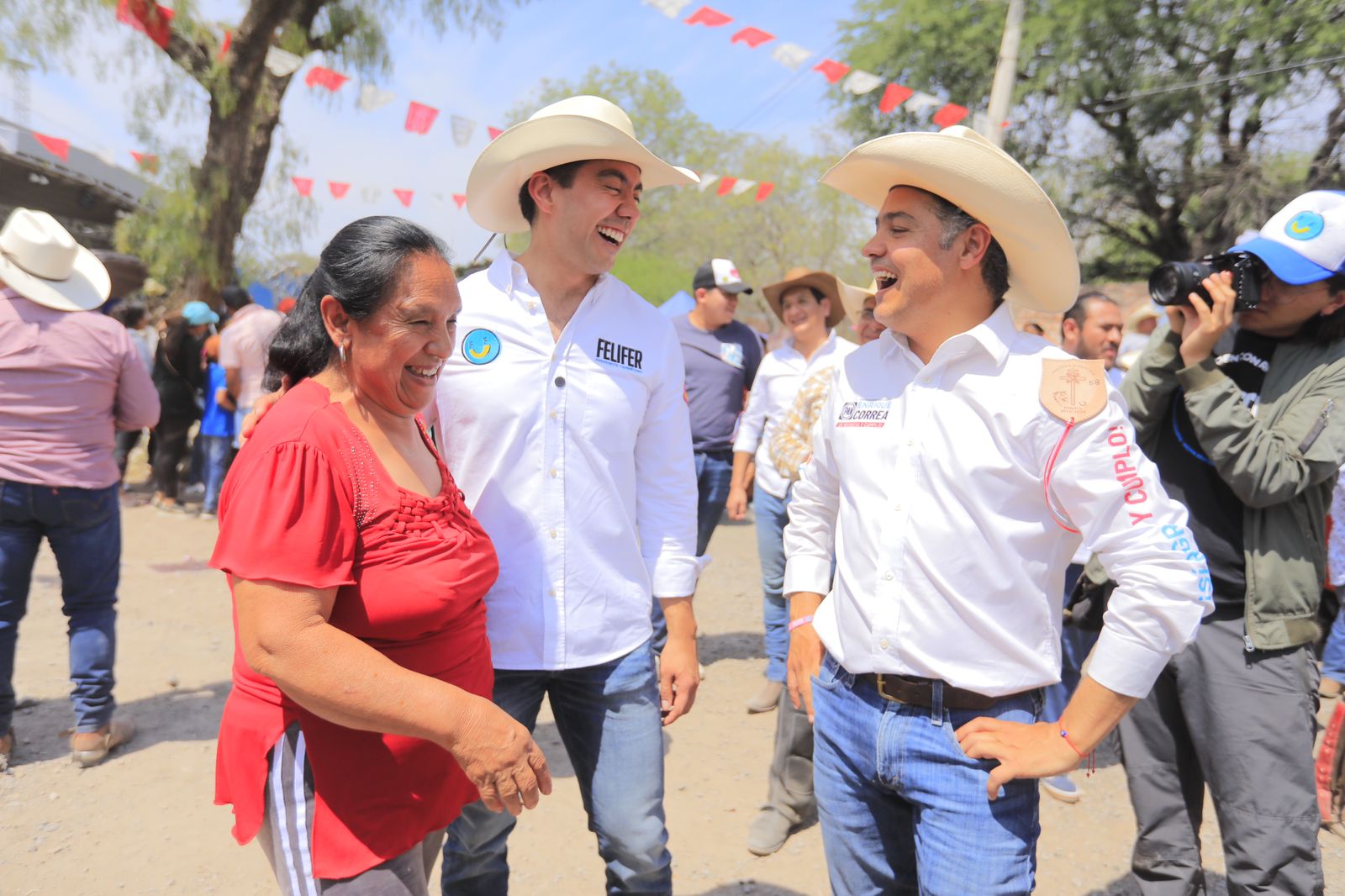 ASISTE FELIFER MACÍAS A LA TRADICIONAL FIESTA DE LA SANTA CRUZ