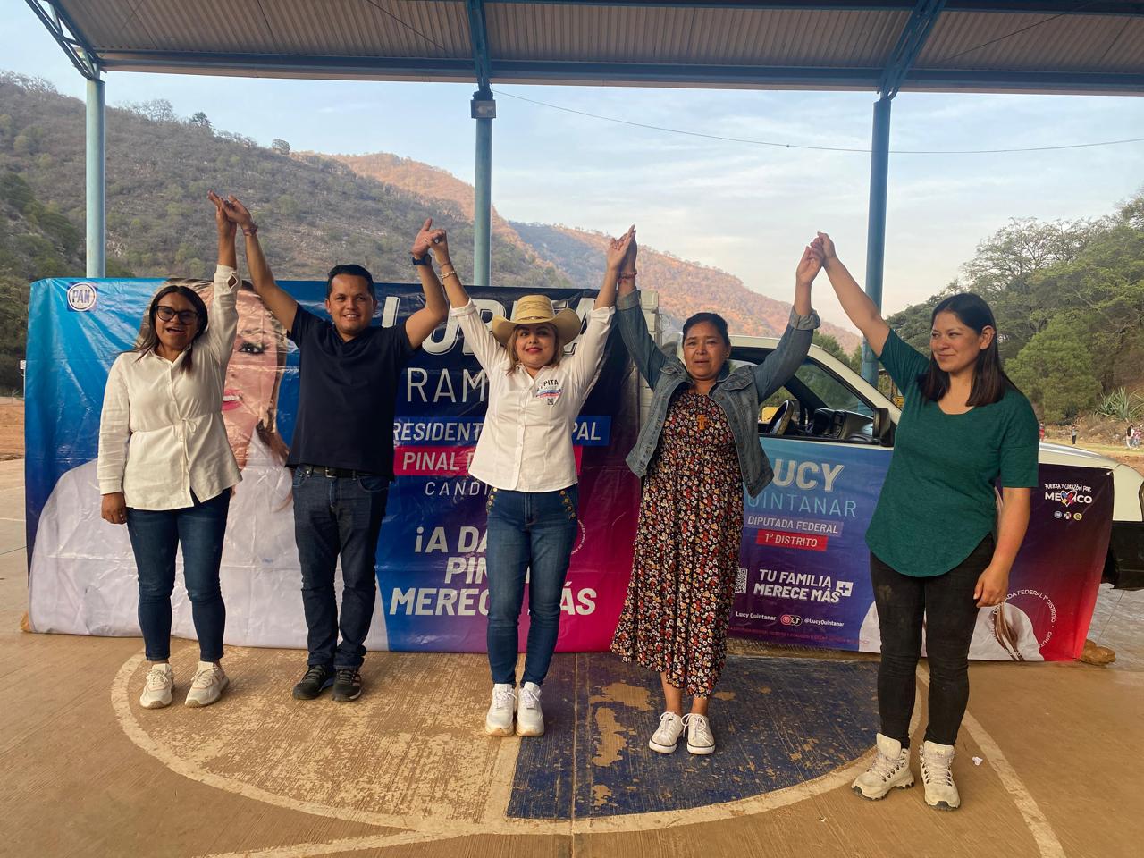 GRAN RECIBIMIENTO TIENE LUPITA RAMÍREZ EN DERRAMADERO DE BUCARELI