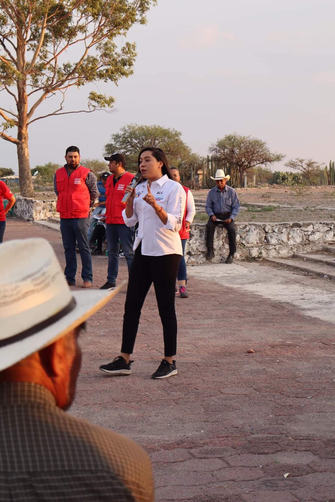 “HAY QUE ABORDAR DE FRENTE LA CRISIS CLIMÁTICA, LA SEQUÍA Y PRIORIZAR LAS NECESIDADES DEL DISTRITO 15”, ALE CARLOTA.