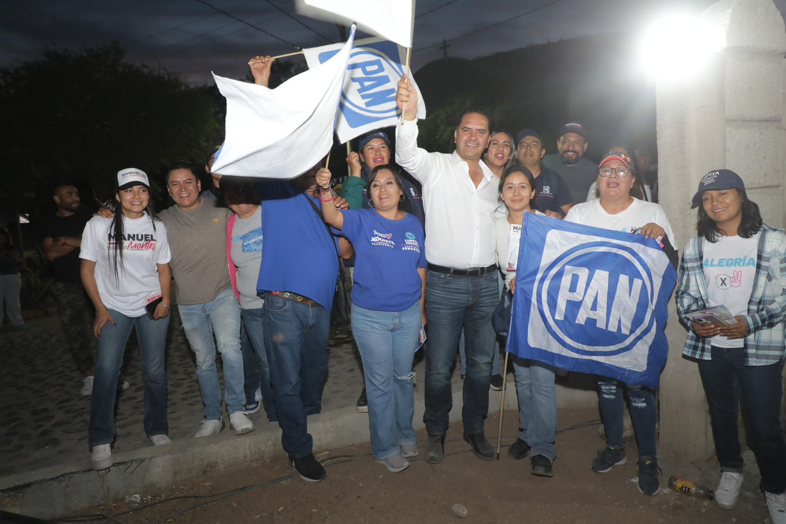 MANUEL MONTES LLEVA SU PROPUESTAS A PEÑA COLORADA Y LA ZORRA