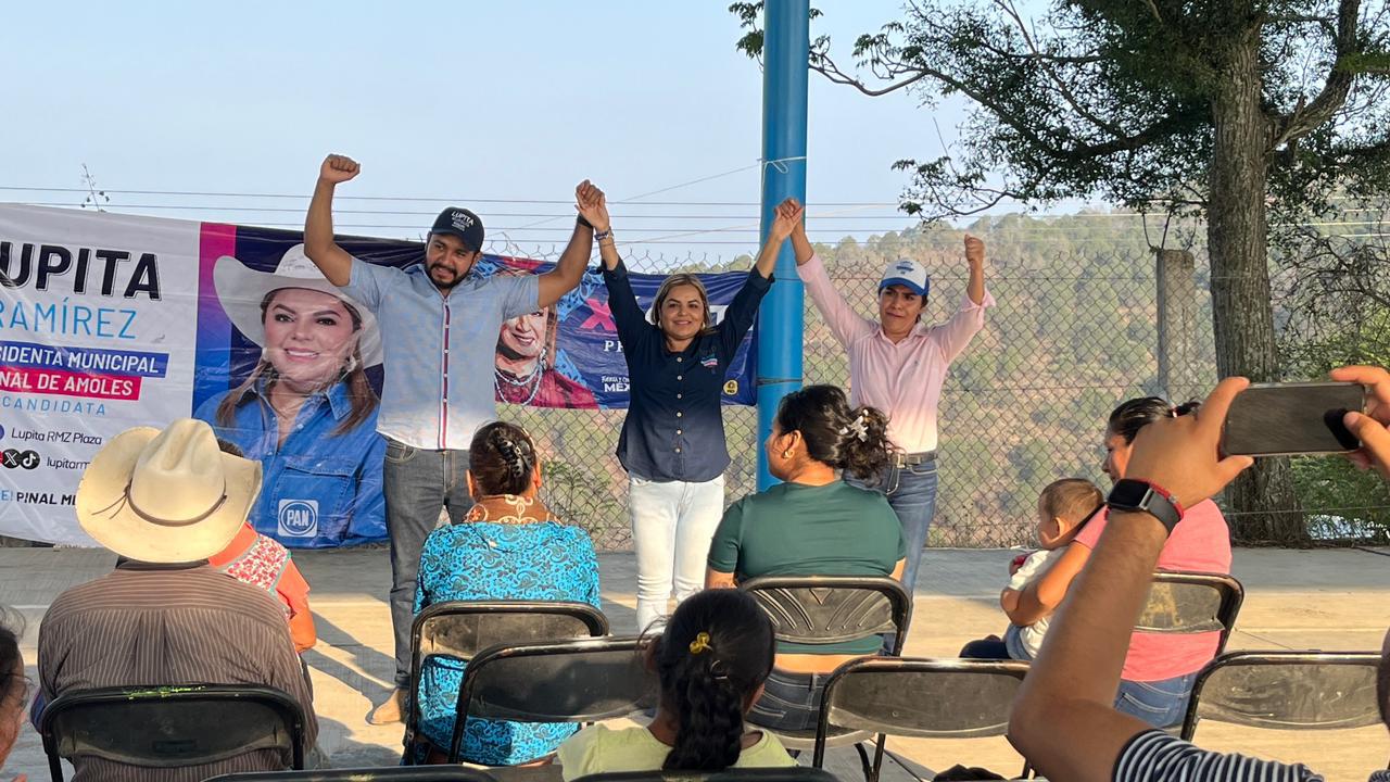 LAS COMUNIDADES DE MESAS DE SANTA INÉS, ESCUCHO ATENTAMENTE DURANTE LA VISITA DE LA CANDIDATA COMÚN POR EL PAN Y EL PRI LUPITA RAMÍREZ PLAZA.