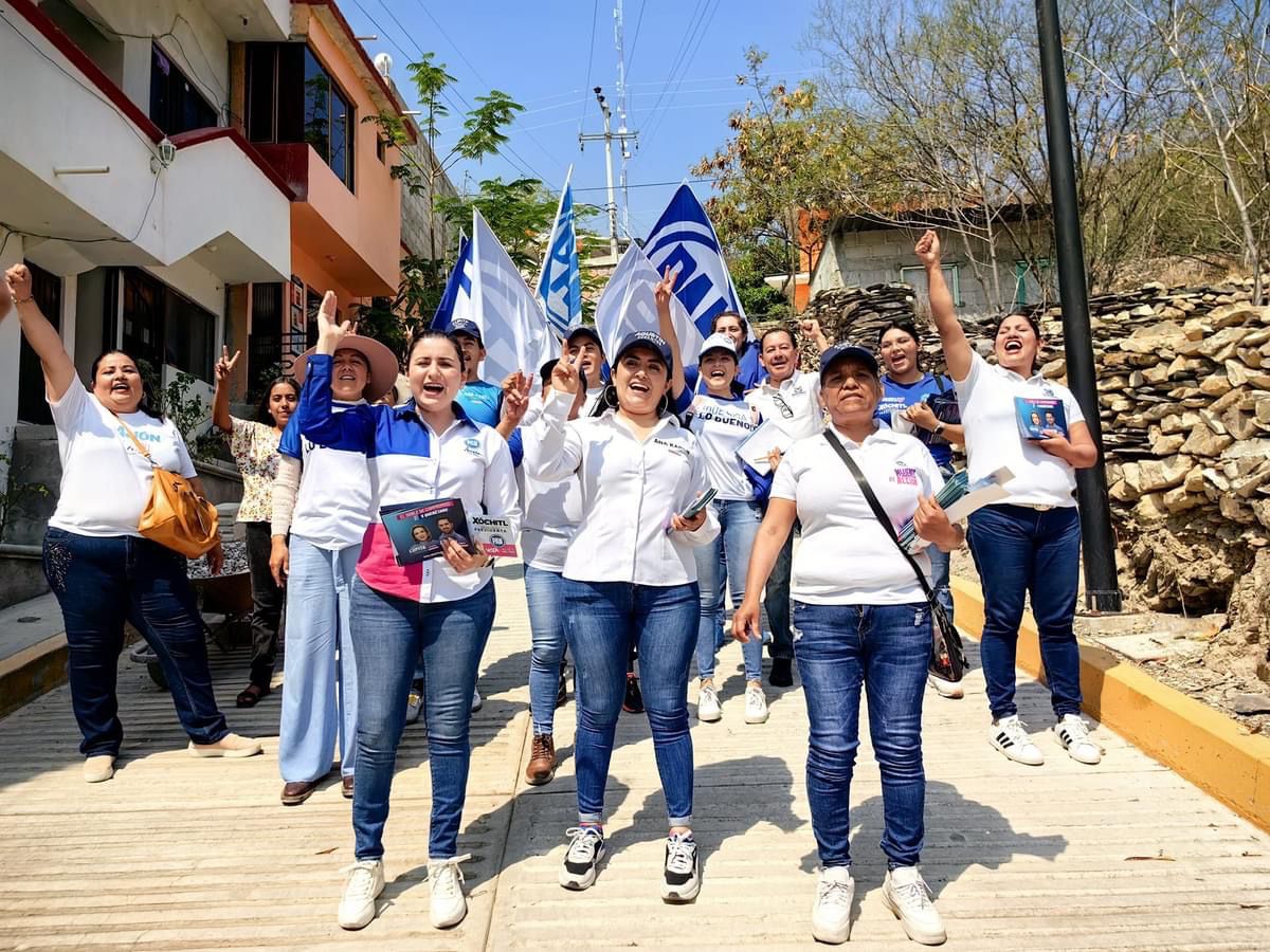 ANA KAREN JIMÉNEZ Y LEONOR MEJÍA RECORREN JUNTAS LA CABECERA MUNICIPAL