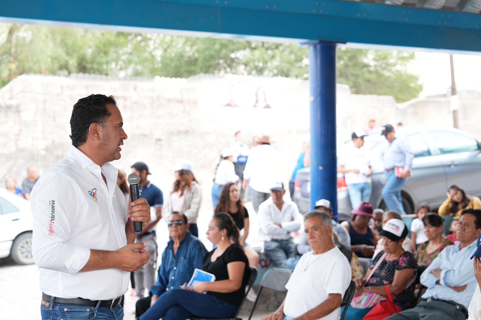 MANUEL MONTES SE COMPROMETE CON TARJETA ROSA EN APOYO A LAS MUJERES