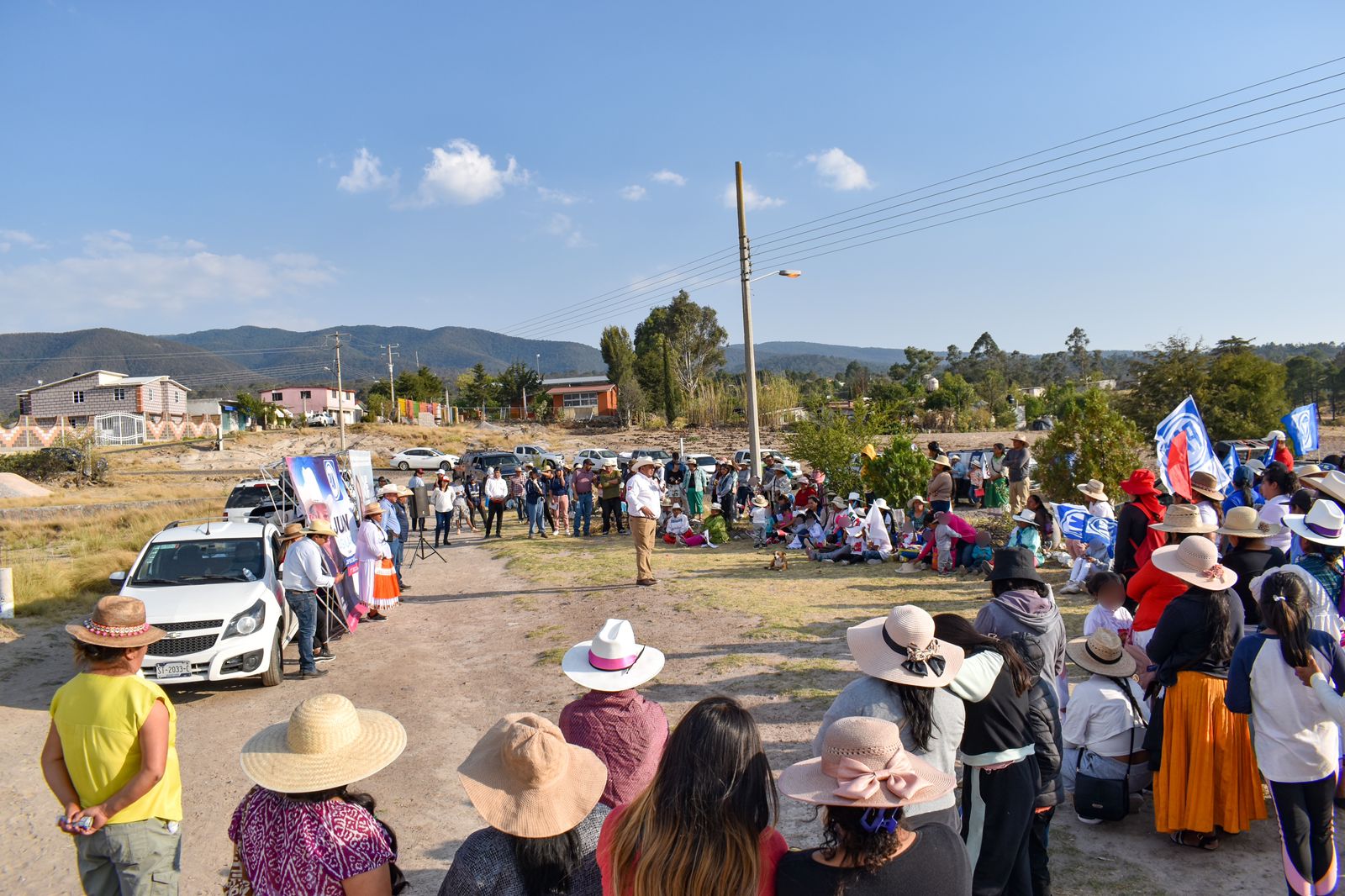 RENÉ MEJÍA MONTOYA SE COMPROMETE APOYO ECONÓMICO A ARTESANOS DE AMEALCO PARA POTENCIAR EL TURISMO LOCAL