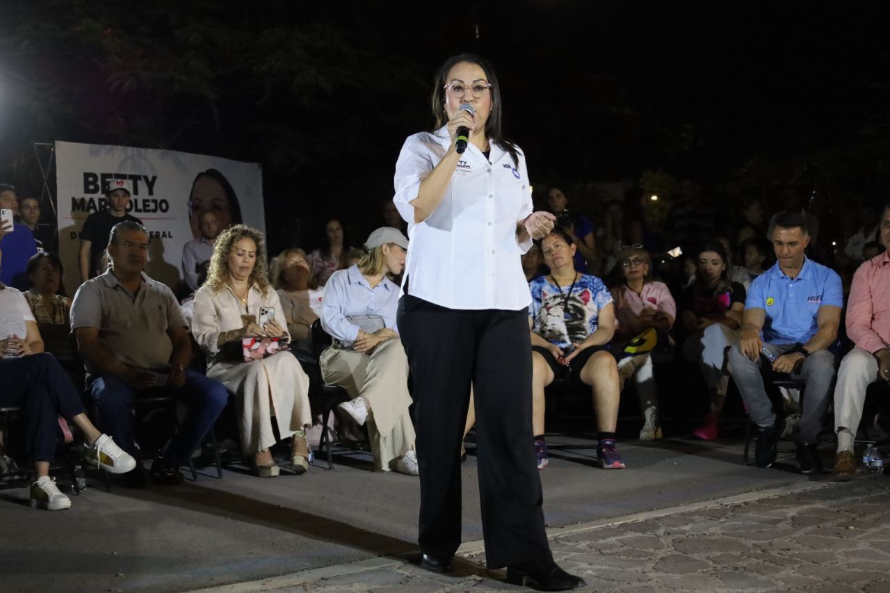 PARTICIPA BETTY MARMOLEJO EN DIÁLOGO CON VECINOS DE JURIQUILLA