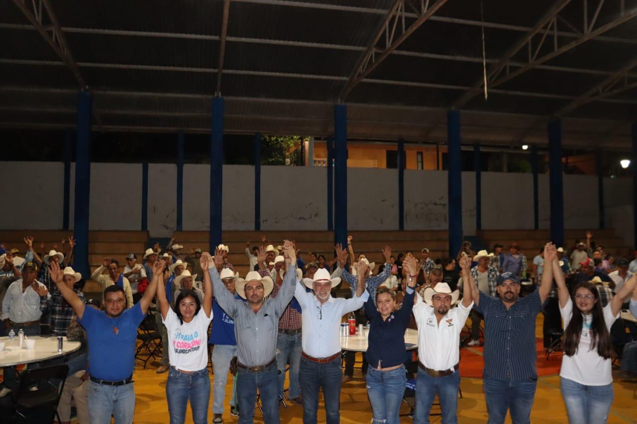 SONIA PONCE, AFIANZA APOYO CON GANADEROS DE AGUA ZARCA.