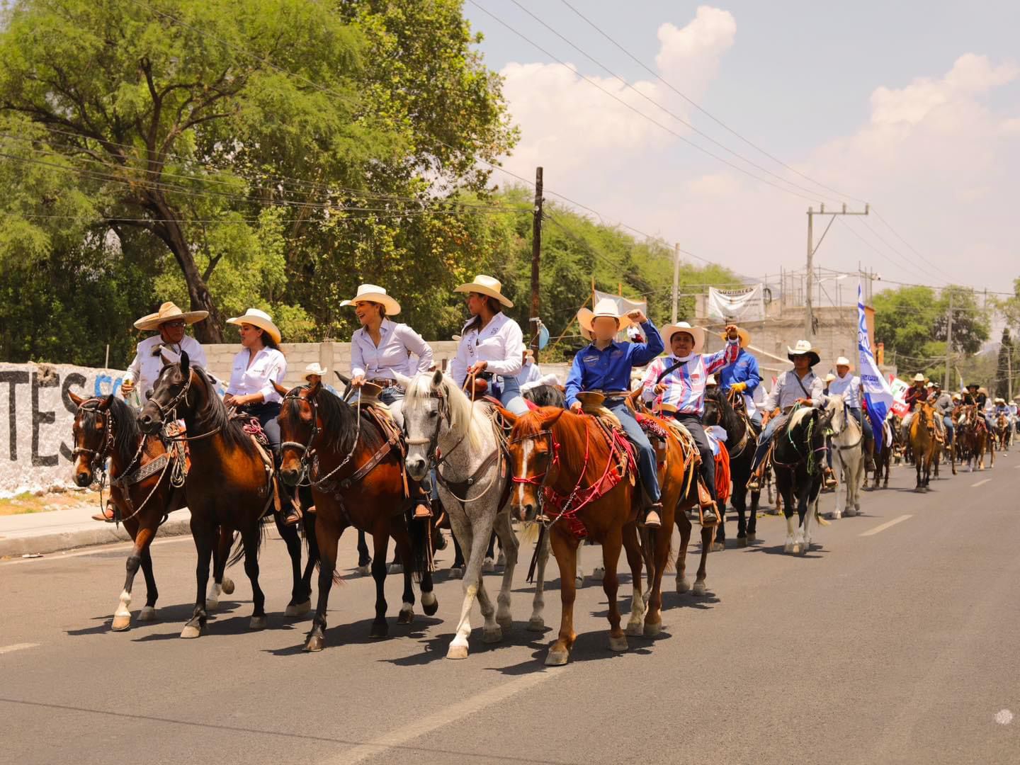 MÁS DE 800 JINETES ARROPAN A MANUEL MONTES CANDIDATO A LA PRESIDENCIA MUNICIPAL DE COLÓN