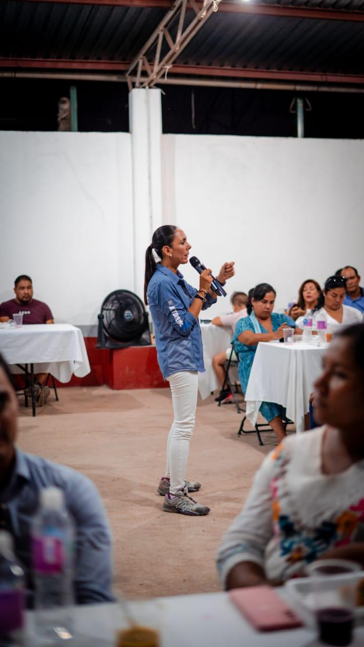 BRINDARÁ SELENE SALAZAR DE EQUIPO DE CÓMPUTO A MAESTROS