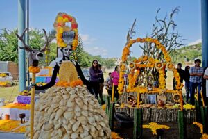 TRADICIÓN Y CREATIVIDAD SERRANA: CONCURSO DE ALTARES DE BACHILLERES UAQ