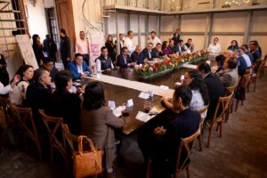 SE REÚNE GOBERNADOR CON RECTORA Y DIRECTORES DE LA UAQ