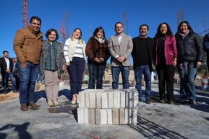 COLOCAN UAQ Y MUNICIPIO DE CADEREYTA LA PRIMERA PIEDRA DE LA ESCUELA DE BACHILLERES