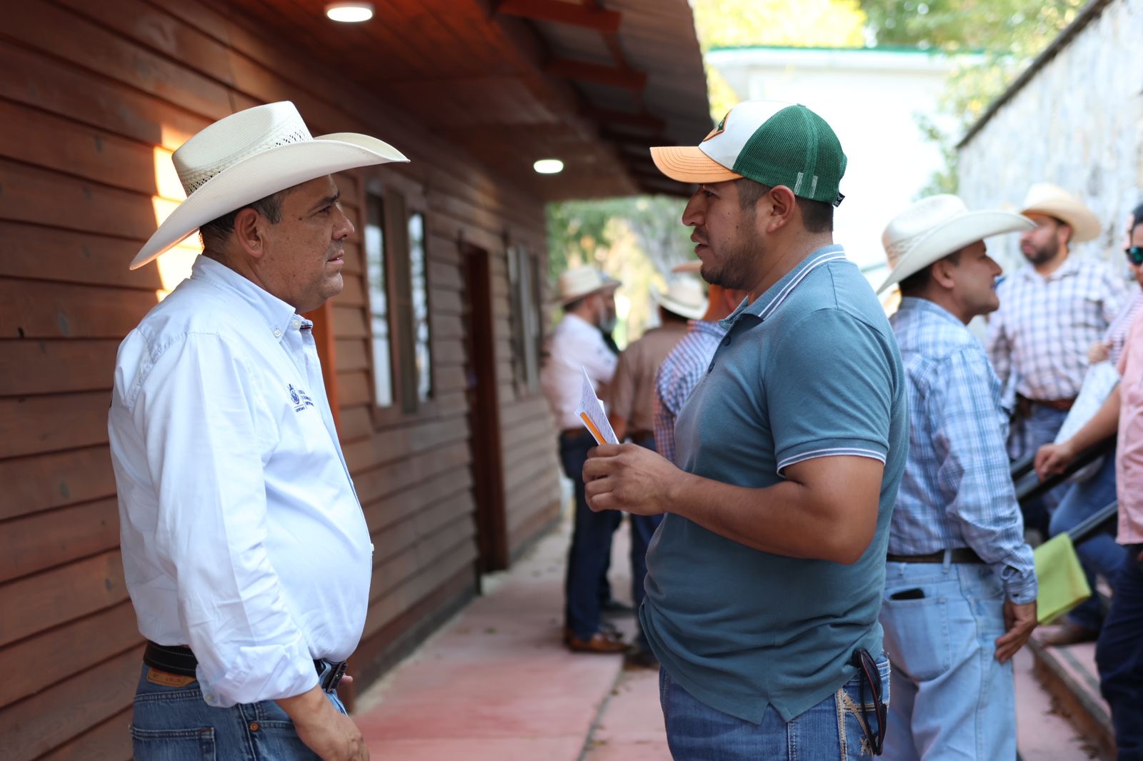 SE REÚNE ROSENDO ANAYA CON GANADEROS DE LA SIERRA