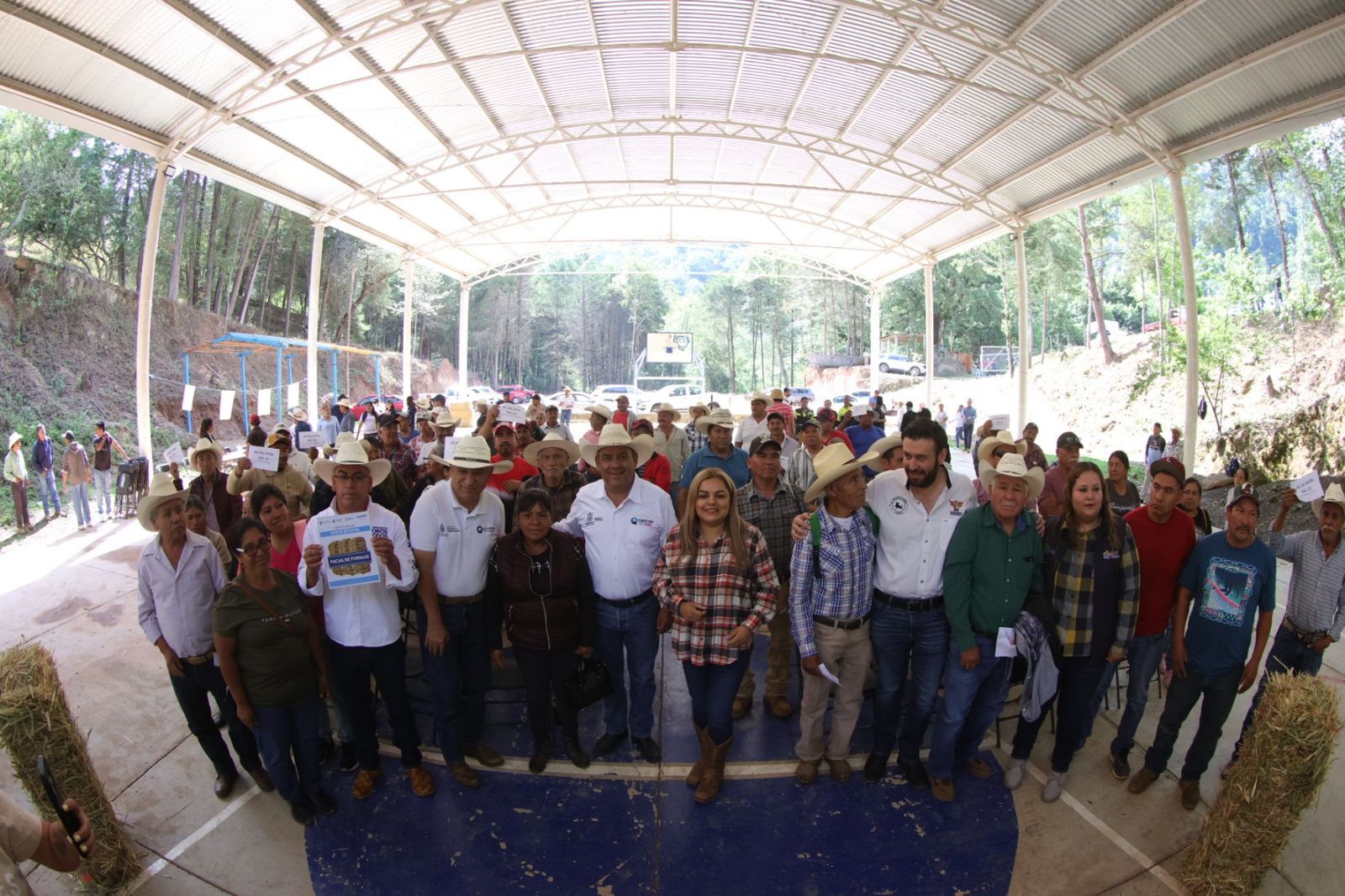 ARRANCA SEDEA ENTREGA DE FORRAJE EN LA SIERRA GORDA