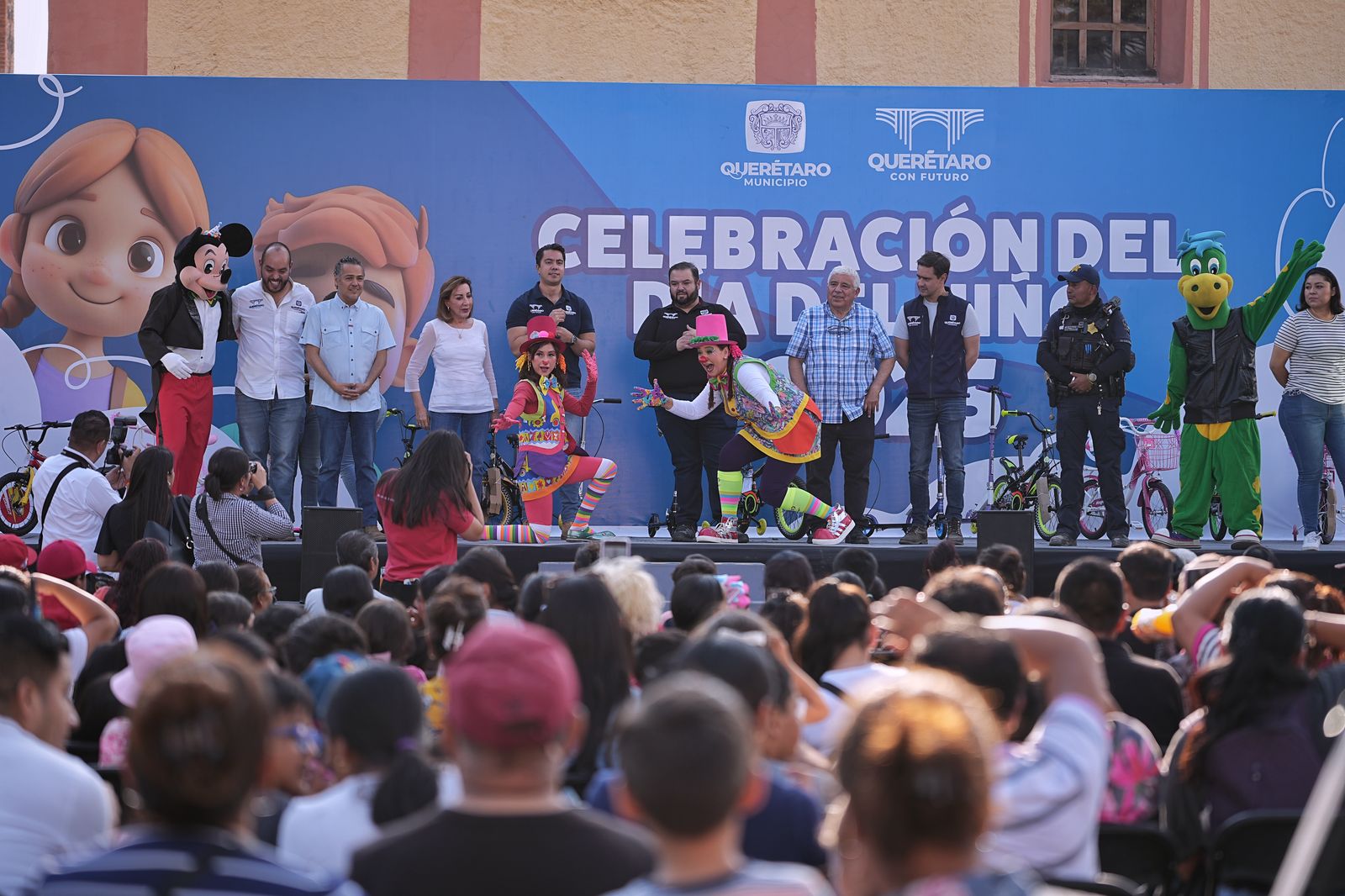 FESTEJA FELIFER MACÍAS A NIÑAS Y NIÑOS DE SANTA ROSA JÁUREGUI