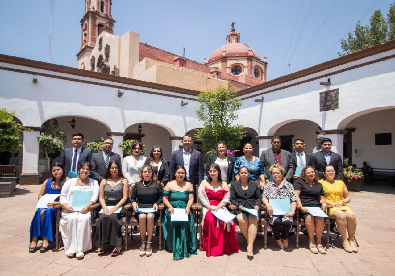 ENCABEZA ROBERTO CABRERA ENTREGA DE CERTIFICADOS A ESTUDIANTES DE INSTITUCIÓN ACADÉMICA
