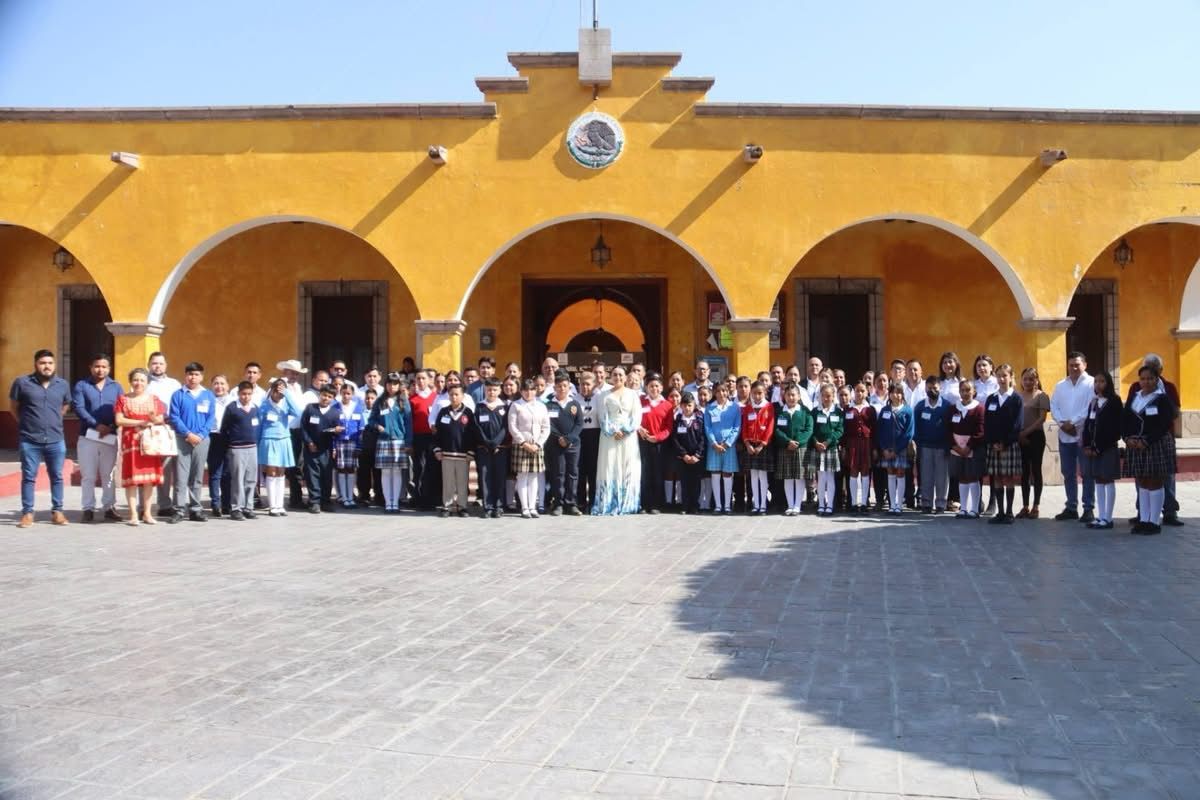 EN EL MUNICIPIO DE PEÑAMILLER ENCABEZARON EL ACTO NIÑAS Y NIÑOS EN EL GOBIERNO 2025.