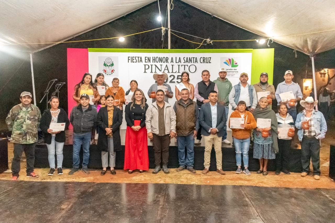 CORONA YUNI BENÍTEZ A AZUCENA COMO REINA DE LA FIESTA PINALITO 2025