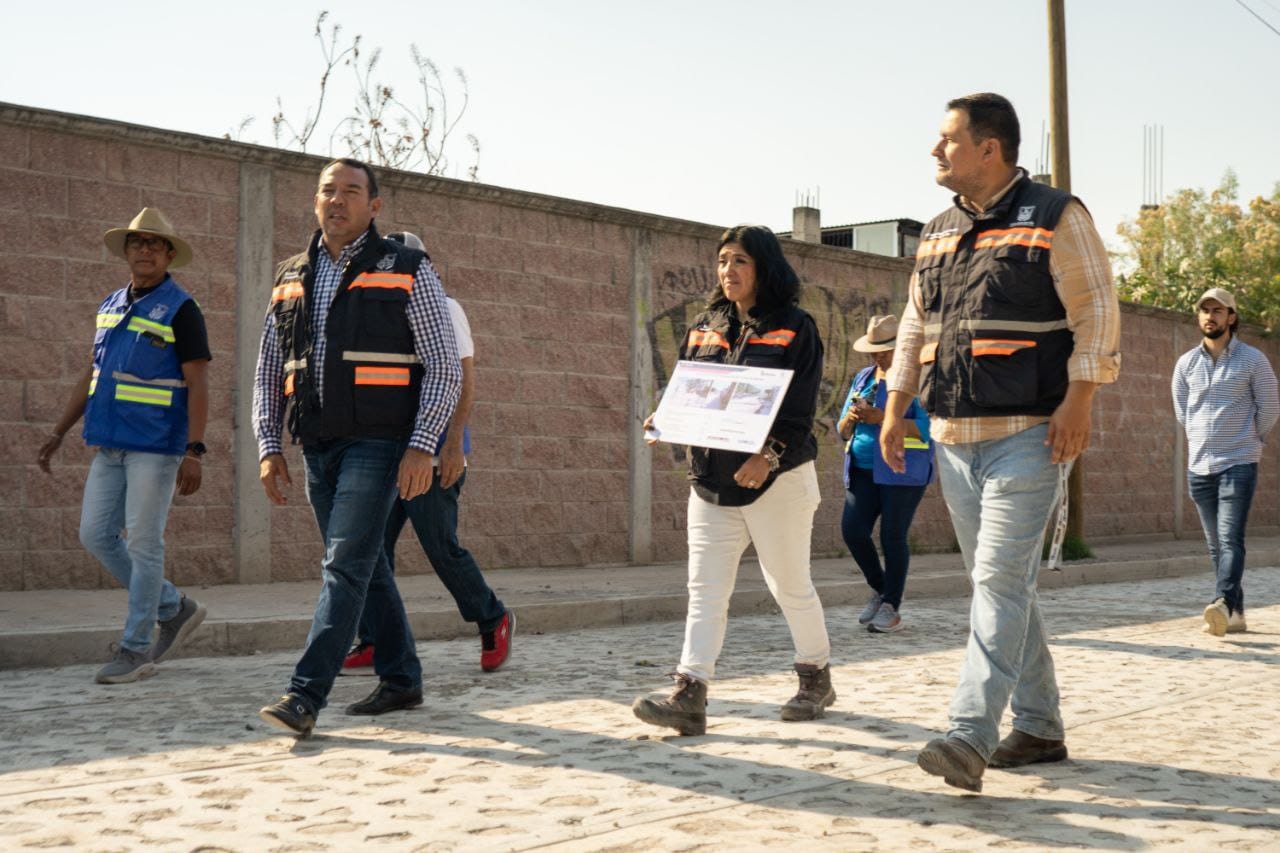 SUPERVISAN ROBERTO CABRERA Y OBRAS PÚBLICAS TRABAJOS DE REHABILITACIÓN DE CALLES EN COLONIA EL MOLINO