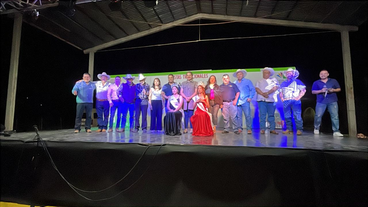 LA PRESIDENTA MUNICIPAL YUNI BENÍTEZ INAUGURA LAS FIESTAS TRADICIONALES DE ACATITLÁN