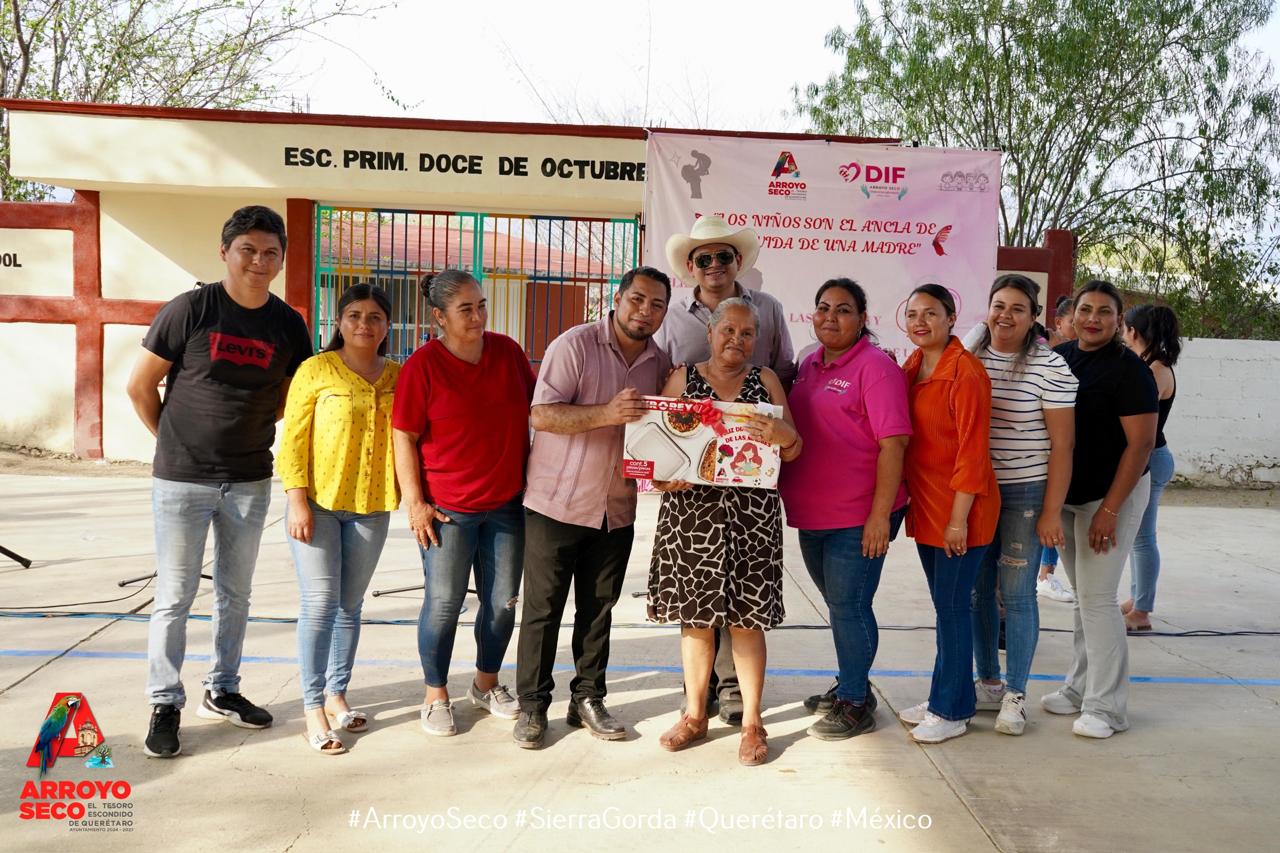 EL PRESIDENTE MUNICIPAL DE ARROYO SECO, LIC. FERNANDO SÁNCHEZ GIL, CELEBRA CON LAS FAMILIAS DE EL AGUACATE EN EL MARCO DEL DÍA DE LAS MADRES Y EL DÍA DE LA NIÑEZ