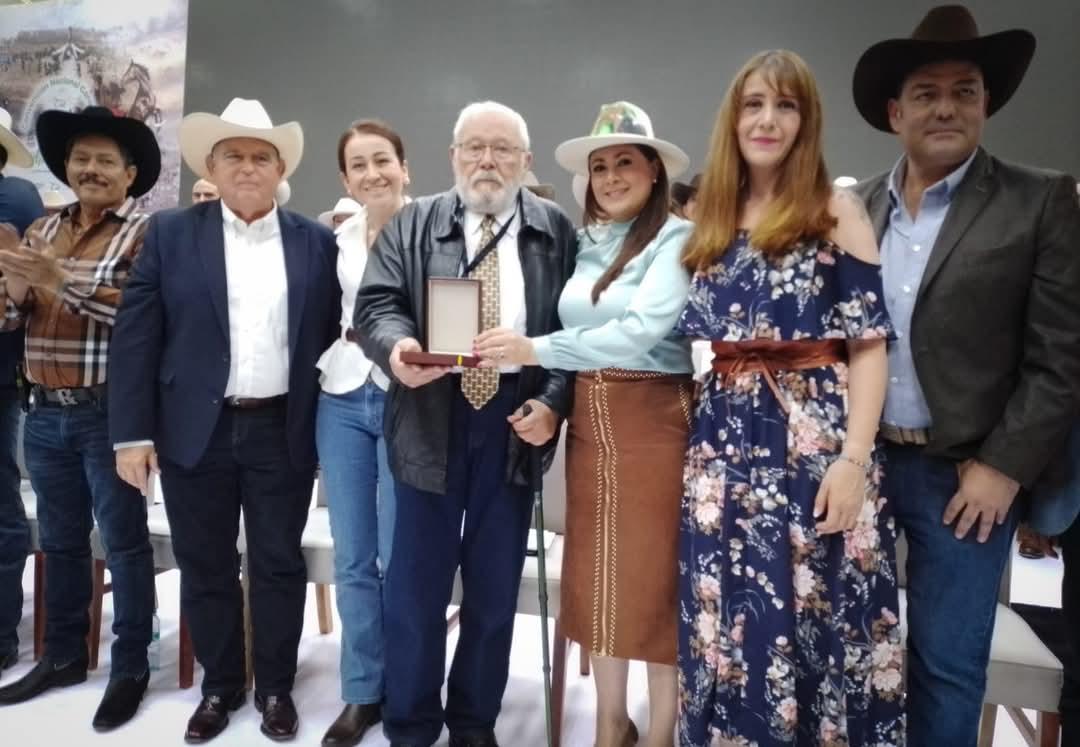 RECIBE JUAN HIGUERA MEDALLA PRESIDENCIAL AL MÉRITO GANADERO