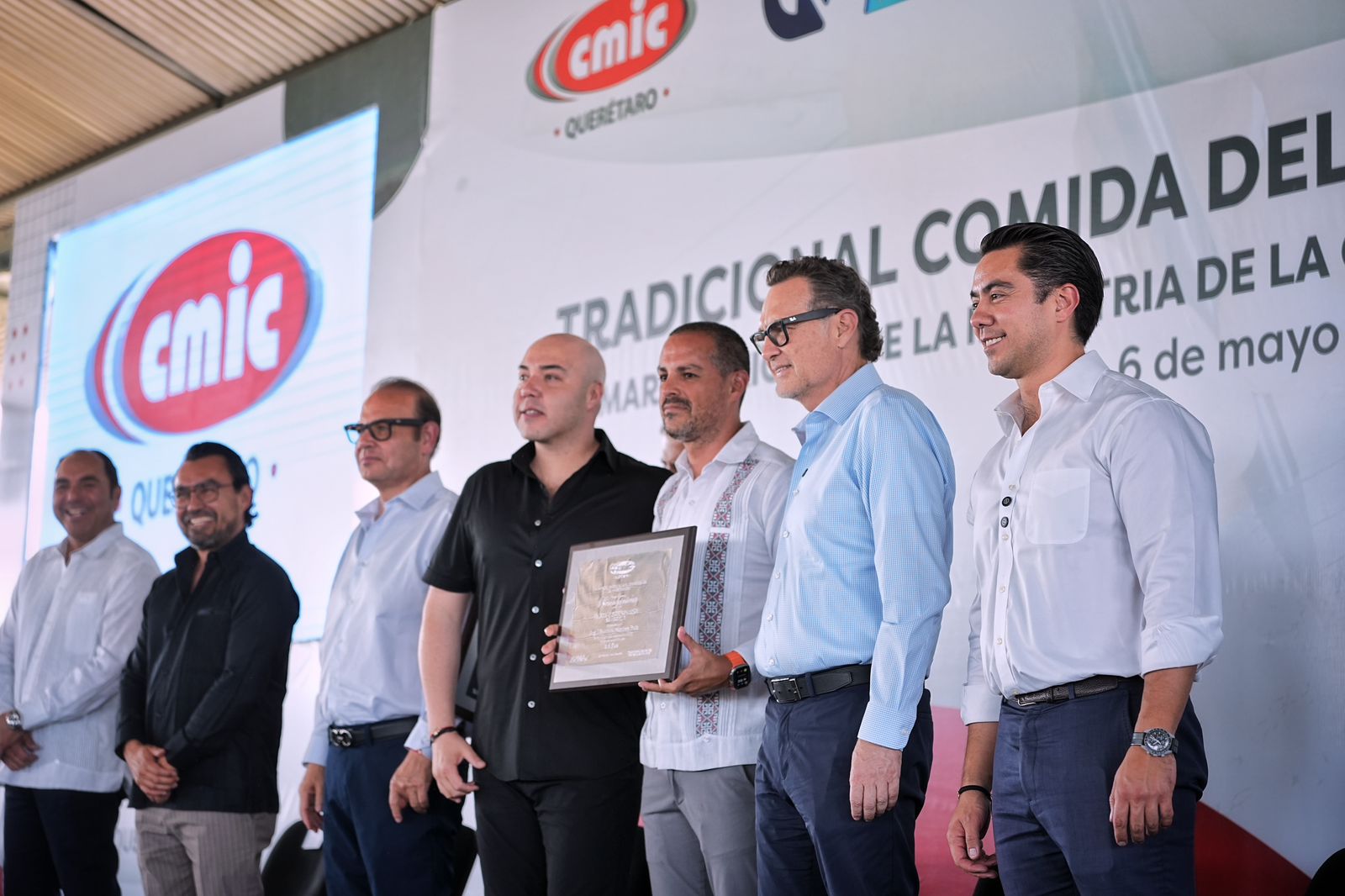 ASISTE FELIFER MACÍAS AL FESTEJO DE LA SANTA CRUZ, DE LA CÁMARA MEXICANA DE LA INDUSTRIA DE LA CONSTRUCCIÓN DELEGACIÓN QUERÉTARO