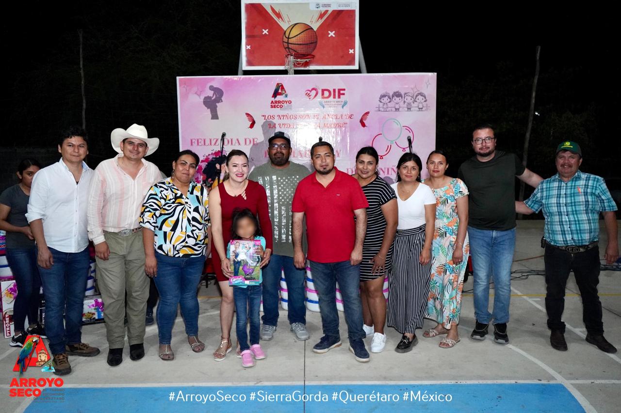 EL PRESIDENTE MUNICIPAL DE ARROYO SECO, LIC. FERNANDO SÁNCHEZ GIL, CELEBRA CON LAS FAMILIAS DE EL CRUCERO DEL SABINITO EN EL MARCO DEL DÍA DE LAS MADRES Y EL DÍA DE LA NIÑEZ