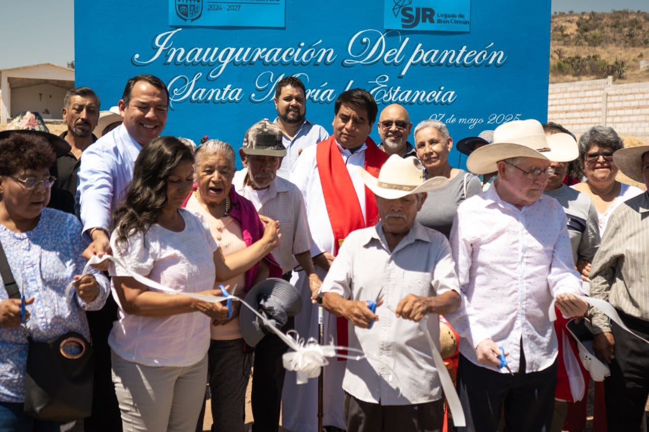 INAUGURA ROBERTO CABRERA EL PANTEÓN COMUNITARIO SANTA MARÍA LA ESTANCIA