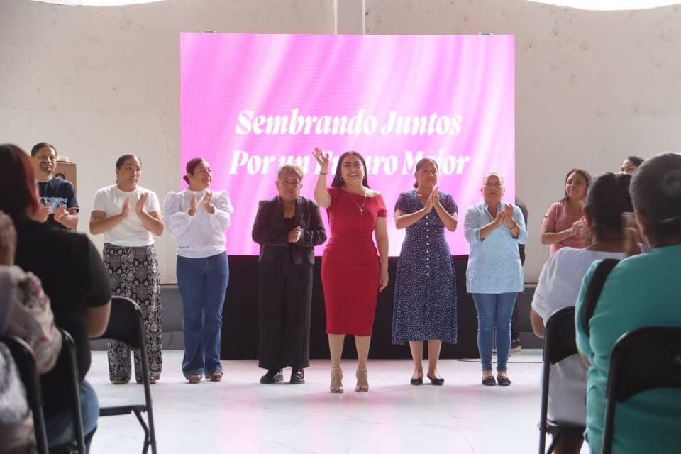 LA PRESIDENTA MUNICIPAL ANA KAREN JIMÉNEZ EN CONJUNTO CON LA PRESIDENTA DEL SMDIF LEY JIMÉNEZ, TIENEN A BIEN CELEBRAR EL DÍA DE LAS MADRES EN LA CABECERA MUNICIPAL.