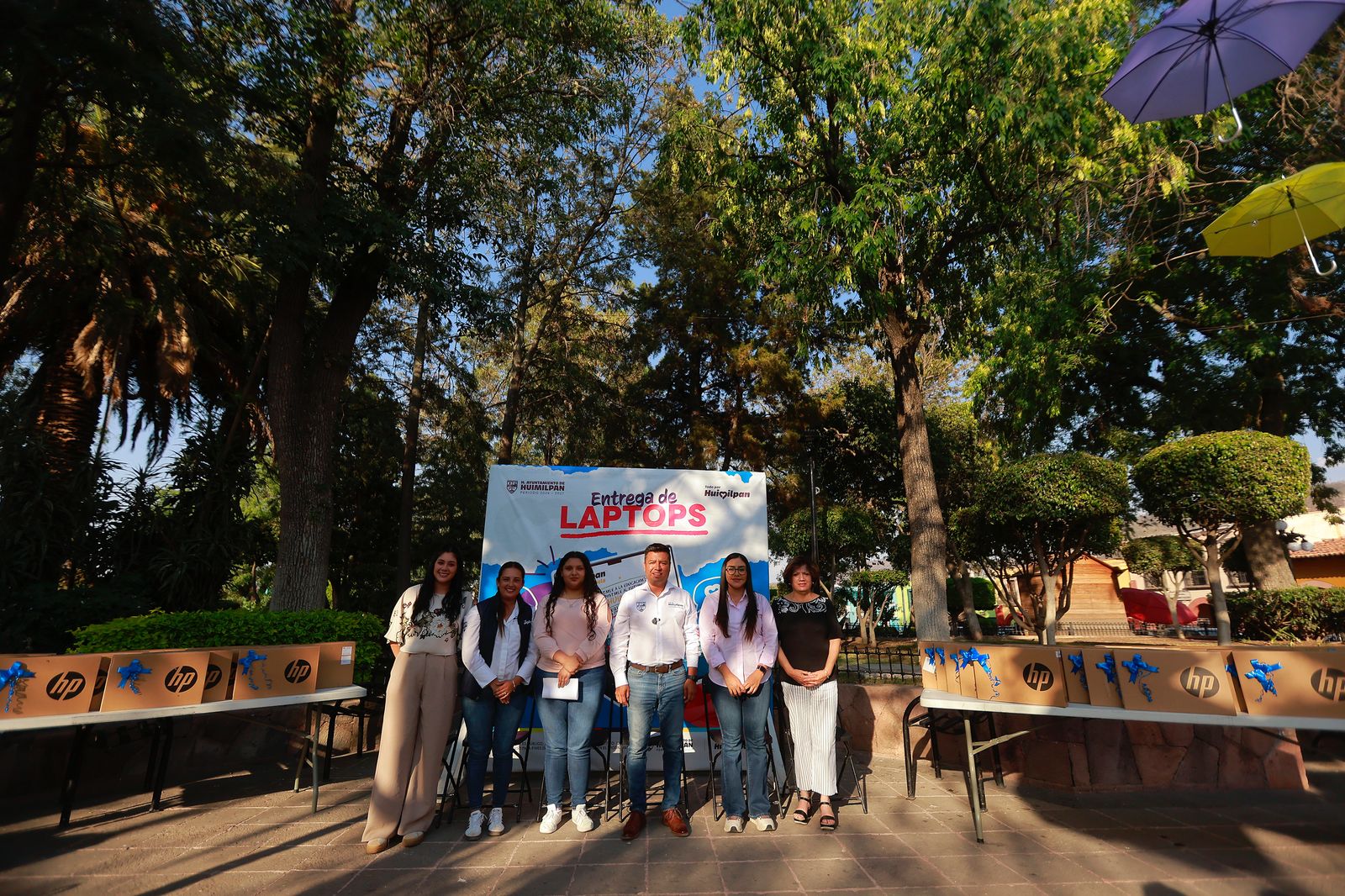 ENTREGA JAIRO MORALES EQUIPO DE CÓMPUTO A ESTUDIANTES DE HUIMILPAN