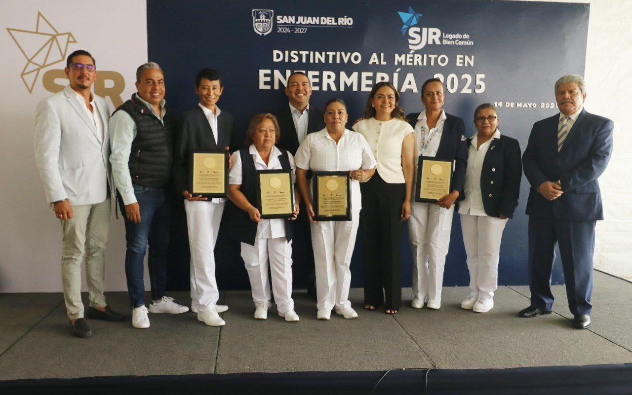 ROBERTO CABRERA ENTREGA DISTINTIVOS AL MÉRITO A ENFERMERAS Y ENFERMEROS DE SAN JUAN DEL RÍO