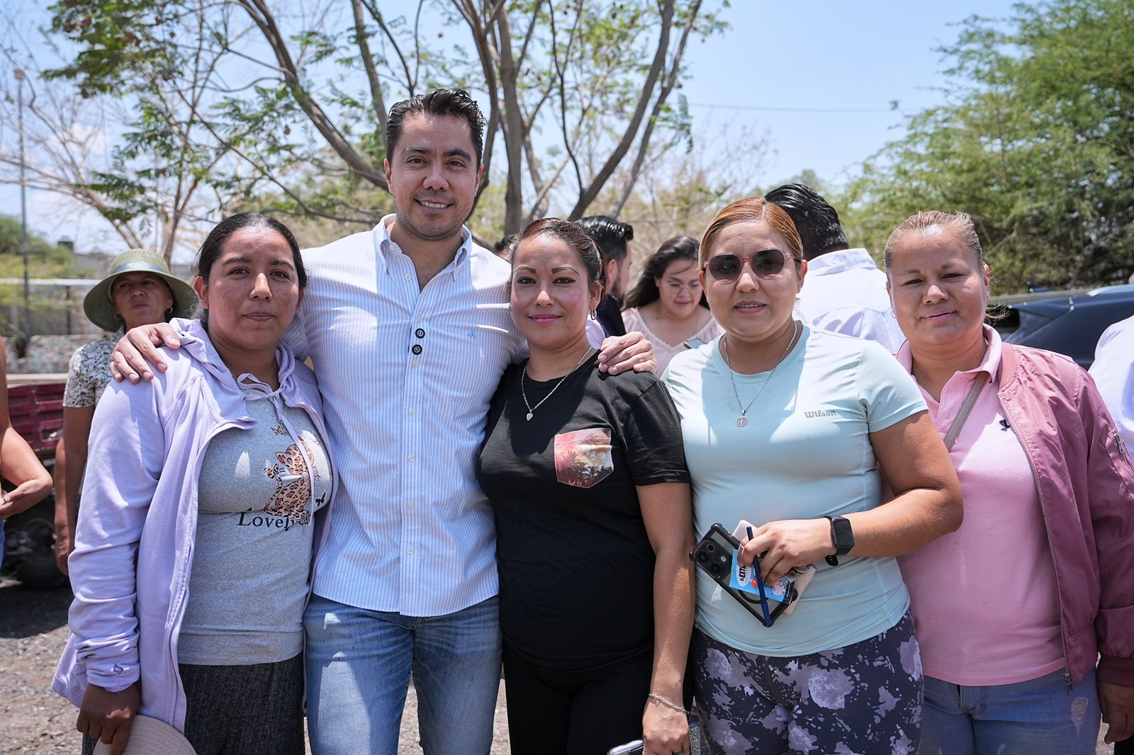 DIFUNDE FELIFER MACÍAS EL EXTRA CON HABITANTES DE LA COMUNIDAD DE SAN FRANCISCO DE LA PALMA