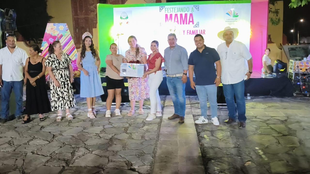 FESTEJAN A MAMÁS DE LA CABECERA MUNICIPAL DE LANDA DE MATAMOROS