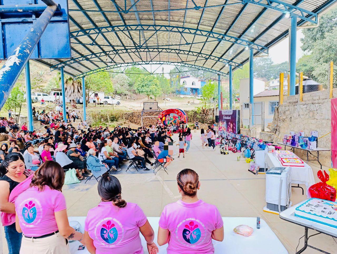 MAGIA Y FELICIDAD EN LA CELEBRACIÓN PARA NIÑOS Y MAMÁS DE ARQUITOS