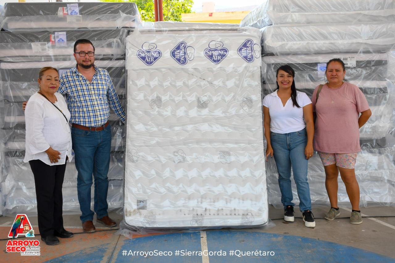EN PURÍSIMA DE ARISTA, MUNICIPIO DE ARROYO SECO,HACEN ENTREGA DE COLCHONES