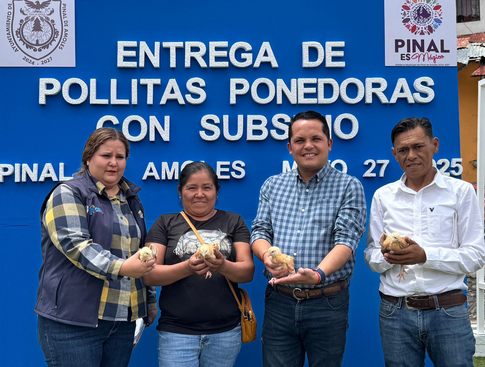 CON ENTREGA DE POLLITAS PONEDORAS, IVÁN ZÁRATE PROMUEVE ALIMENTACIÓN SALUDABLE Y ECONOMÍA FAMILIAR EN PINAL.