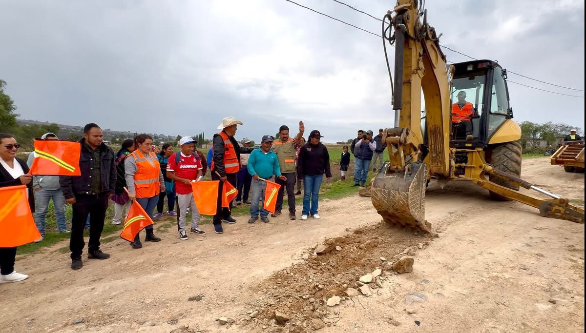 EL PRESIDENTE MUNICIPAL DE AMEALCO, OSCAR PÉREZ, DA EL BANDERAZO DE ARRANQUE A IMPORTANTES OBRAS DE INFRAESTRUCTURA EN SANTIAGO MEXQUITITLÁN