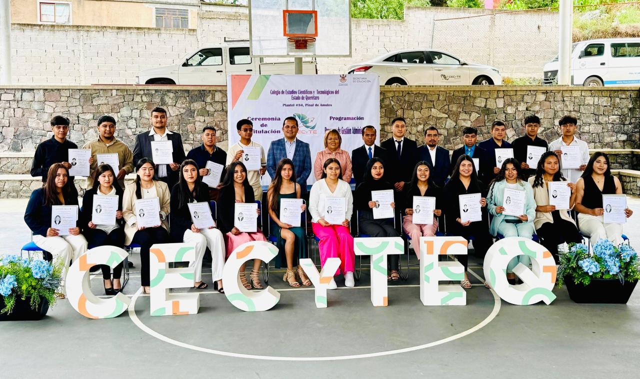 IVÁN ZÁRATE CELEBRA EL ESFUERZO DE JÓVENES EGRESADOS DEL CECYTEQ EN PINAL DE AMOLES.