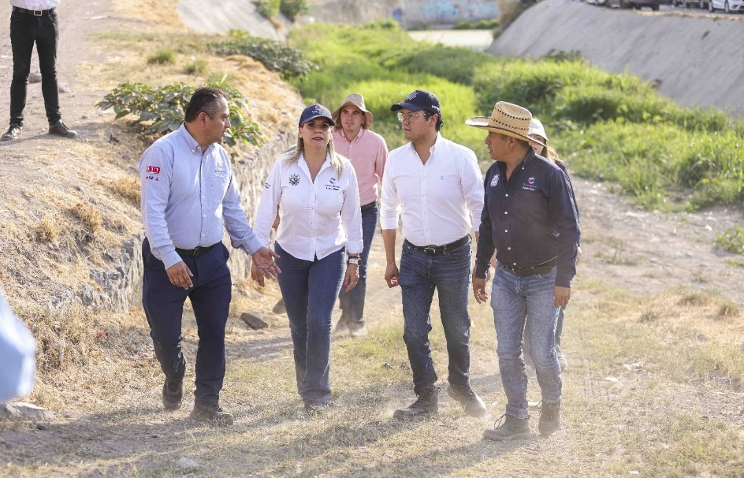 CHEPE GUERRERO SUPERVISA LIMPIEZA DE DRENES PLUVIALES EN CORREGIDORA