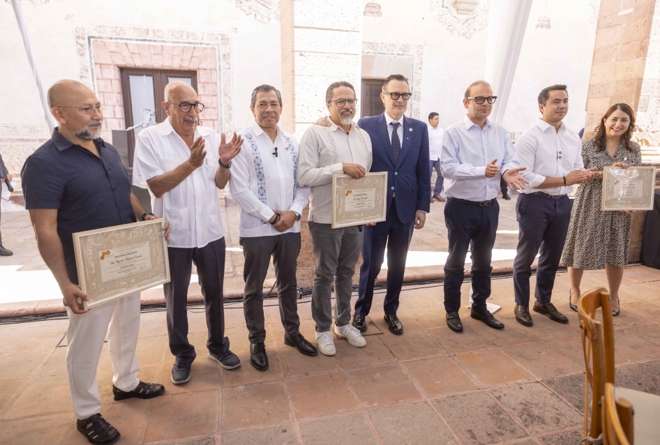 CELEBRA GOBERNADOR DÍA DE LA SANTA CRUZ CON EL COLEGIO DE ARQUITECTOS