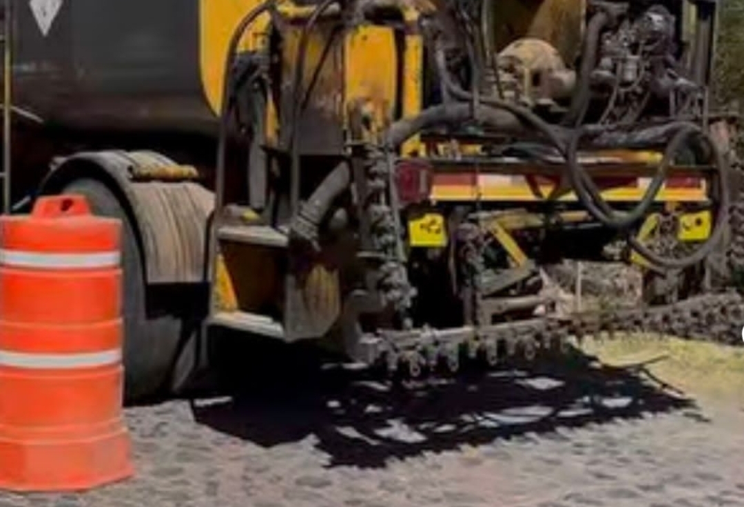 ARRANCAN TRABAJOS DE BACHEO EN LA CALLE PRINCIPAL DE LA NORIA