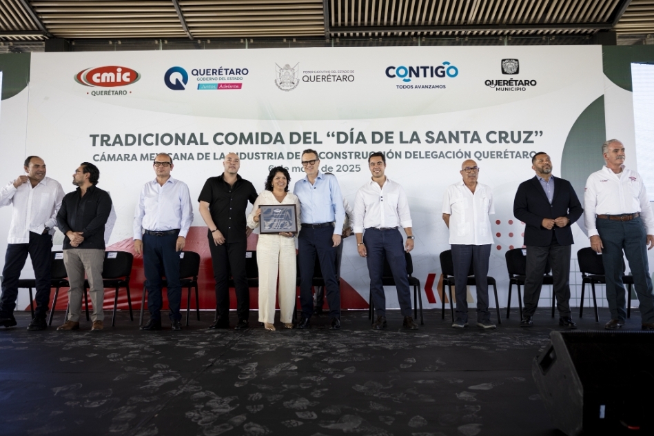PRESIDE GOBERNADOR TRADICIONAL COMIDA DE LA SANTA CRUZ CON INTEGRANTES DE LA CMIC