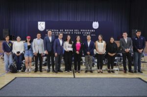 CHEPE GUERRERO Y RECTORA DE LA UAQ ENTREGAN 926 BECAS “UNIVERSITARIO A PASO FIRME”