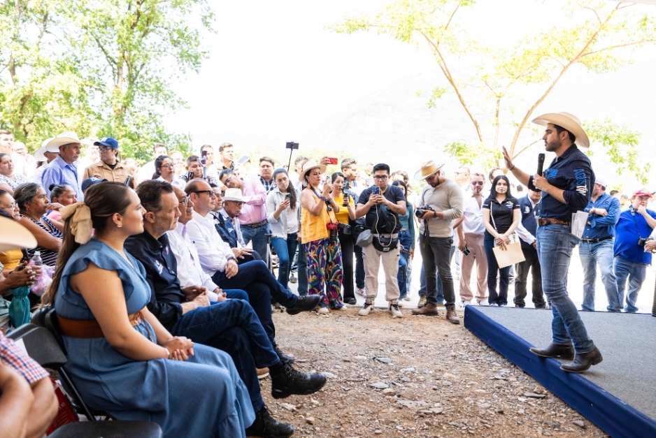 ENTREGA MAURICIO KURI PRIMERA ETAPA DE MEJORAMIENTO DEL CAMINO A NEBLINAS