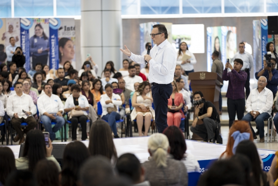 RINDE MAURICIO KURI HOMENAJE AL MAGISTERIO QUERETANO CON EXPOSICIÓN FOTOGRÁFICA