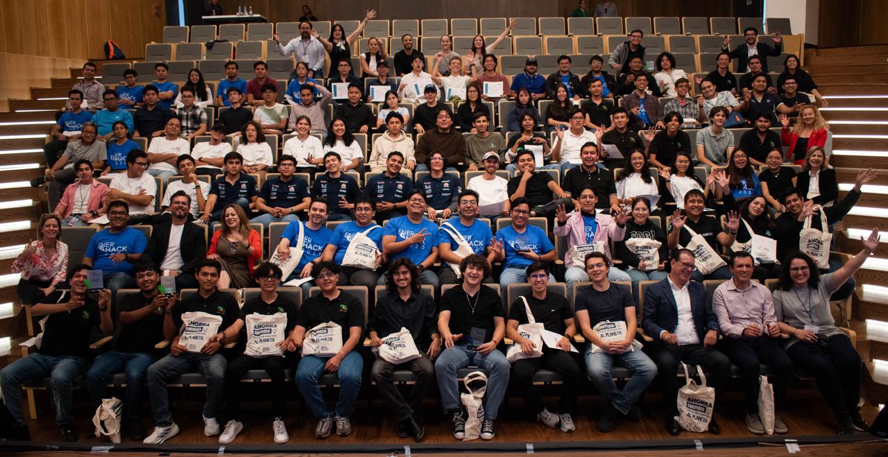 JÓVENES PRESENTAN NUEVAS RUTAS HACIA LA MOVILIDAD SOSTENIBLE DURANTE EL HACKATÓN ENERHACK 2025