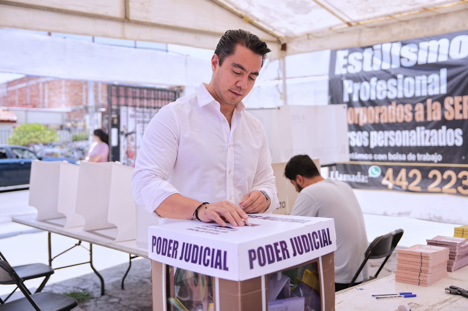 ASISTE FELIFER MACÍAS A EJERCER SU DERECHO A VOTAR