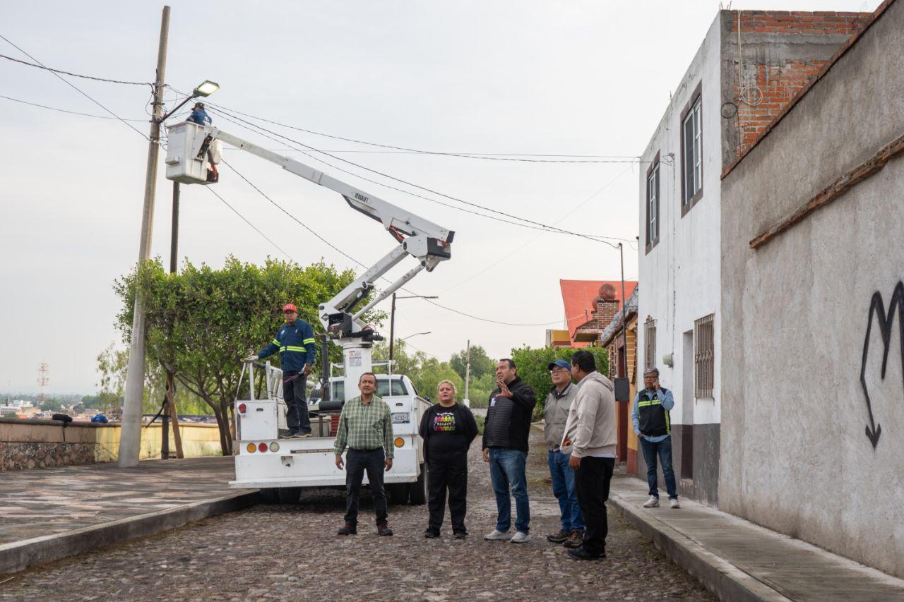 ROBERTO CABRERA SUPERVISA TRABAJOS DE SERVICIOS PÚBLICOS EN LA COLONIA RAMOS MILÁN, SJR